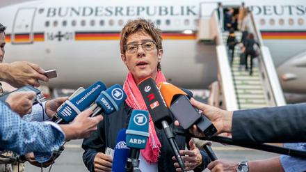 Verteidigungsministerin Annegret Kramp-Karrenbauer (CDU) gibt am Montag vor ihrem Abflug ein Statement. 