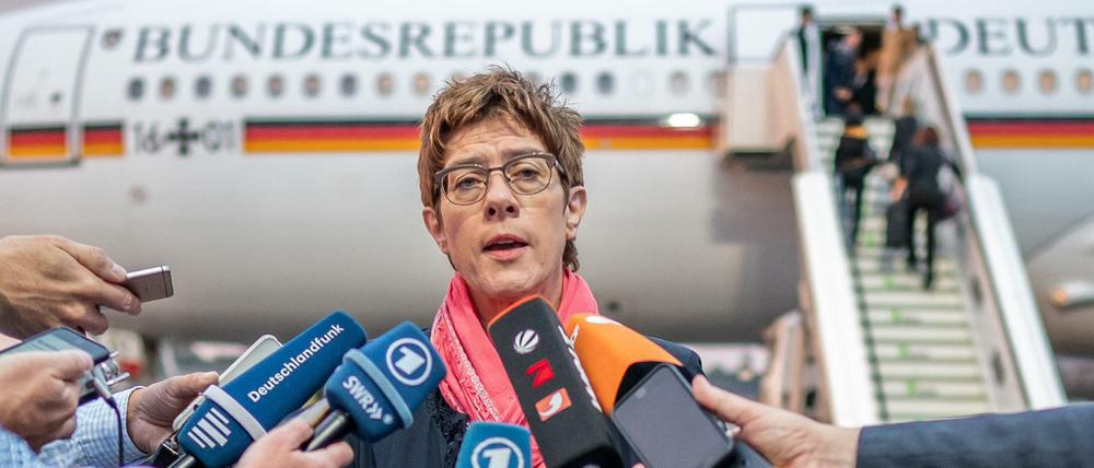 Verteidigungsministerin Annegret Kramp-Karrenbauer (CDU) gibt am Montag vor ihrem Abflug ein Statement.