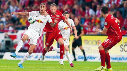 Unions Marvin Friedrich müht sich vergeblich im Duell mit Leipzigs Yussuf Poulsen (links).