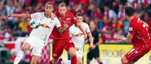 Unions Marvin Friedrich müht sich vergeblich im Duell mit Leipzigs Yussuf Poulsen (links).