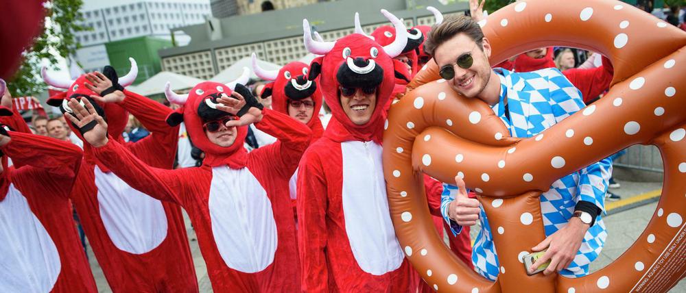 Männer im Strampler. Verkleidete Fans von RB Leipzig machen sich im Mai vor dem Pokalfinale in Berlin gegen die Bayern (rechts) zum Bullen.