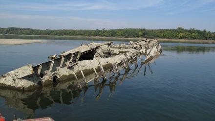 Ein Wrack der deutschen Schwarzmeerflotte, um den Wasserweg für Russen und jugoslawische Partisanen zu sperren, liegt am 10.10.2009 in der Donau. 