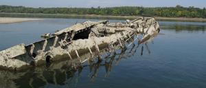 Ein Wrack der deutschen Schwarzmeerflotte, um den Wasserweg für Russen und jugoslawische Partisanen zu sperren, liegt am 10.10.2009 in der Donau. 