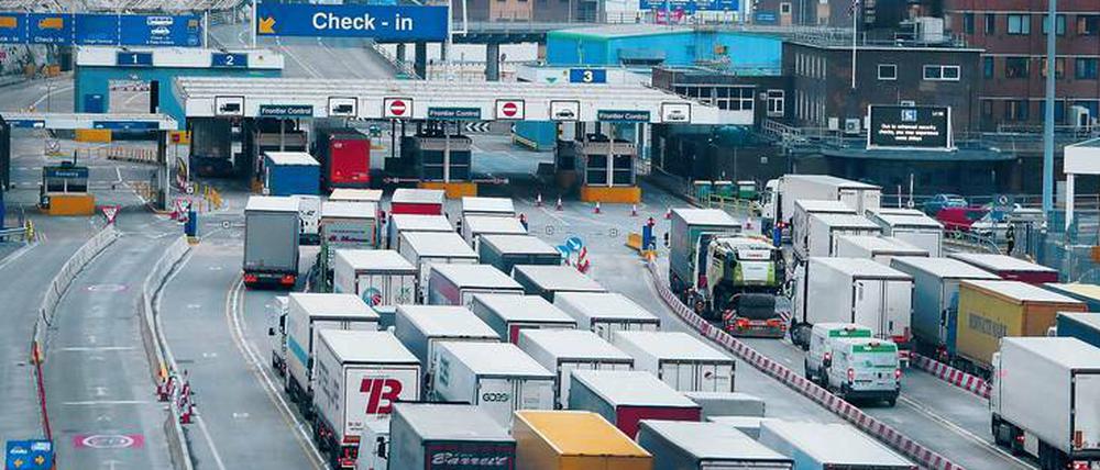 Stau gibt es an einem normalen Tag in Dover auch ohne No-Deal-Brexit. Bei neuen Zollformalitäten droht der Kollaps.