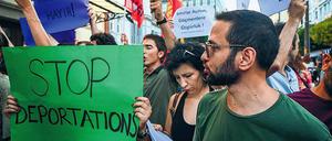 Proteste türkischer Aktivisten gegen die Ausweisung syrischer Flüchtlinge.