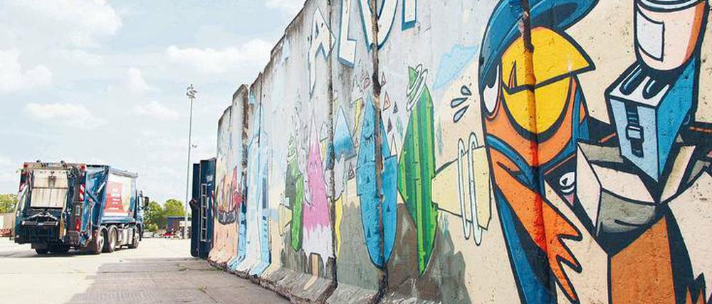 Auf dem Recyclinghof der Firma Alba in Mahlsdorf dienen historische Mauerteile als Trenn- und Stützelemente für den Abfall.