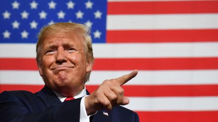 US-Präsident Donald Trump spricht vor Anhängern in Manchester.