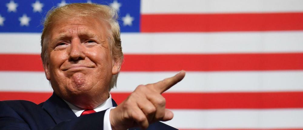 US-Präsident Donald Trump spricht vor Anhängern in Manchester.