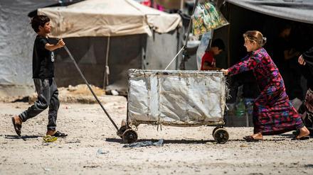 Kinder spielen in dem Lager al-Hol in Syrien. 