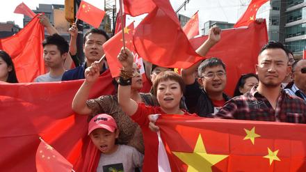 Prochinesische Demonstranten protestieren in Vancouver gegen die Hongkonger Aktivisten - und für Peking. 