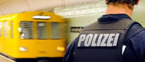Ein Polizist in einem Berliner U-Bahnhof. (Symbolbild)