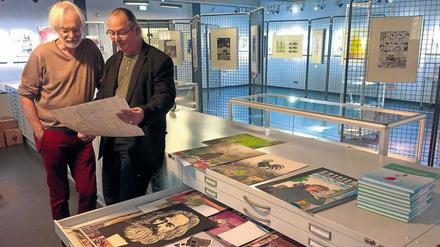 Geballter Humor. Andreas Nicolai, Leiter des Cartoonmuseums, mit Klaus Stuttmann (links). 