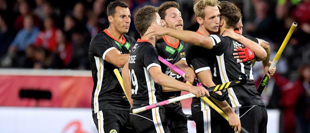 Kein guter Abschluss. Der deutsche Hockey-Nationalspieler Timm Herzbruch (r) jubelt nach dem 1:1 gegen Holland mit seinen Mitspielern, die Deutschen verloren am Ende 2:3. 