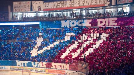 15.04.2018, Berlin: Eishockey: DEL, Eisbären Berlin - EHC Red Bull München, Meisterschaftsrunde, Finale, 2. Spieltag in der Mercedes-Benz Arena: Die Berliner Fans mit der Performance "Möge die VIII mit uns sein". Foto: Paul Zinken/dpa +++(c) dpa - Bildfunk+++ | Verwendung weltweit