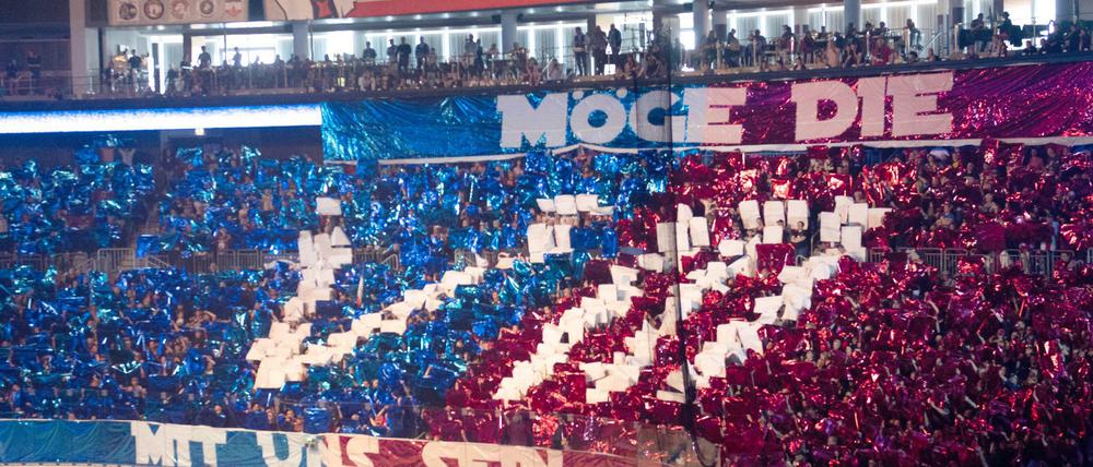 15.04.2018, Berlin: Eishockey: DEL, Eisbären Berlin - EHC Red Bull München, Meisterschaftsrunde, Finale, 2. Spieltag in der Mercedes-Benz Arena: Die Berliner Fans mit der Performance "Möge die VIII mit uns sein". Foto: Paul Zinken/dpa +++(c) dpa - Bildfunk+++ | Verwendung weltweit