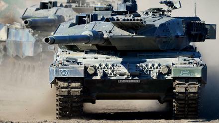 Die Kampfpanzer "Leopard 2" der Bundeswehr einsatzbereit zu halten, kostet Millionen. Hersteller Krauss-Maffei Wegmann (KMW) rechnet mit steigenden Umsätzen in den kommenden Jahren.