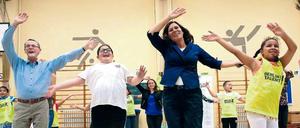 Sandra Scheeres turnte bei einer Tagestour durch verschiedene Einrichtungen in Berlin unter anderem mit Grundschulkindern. 