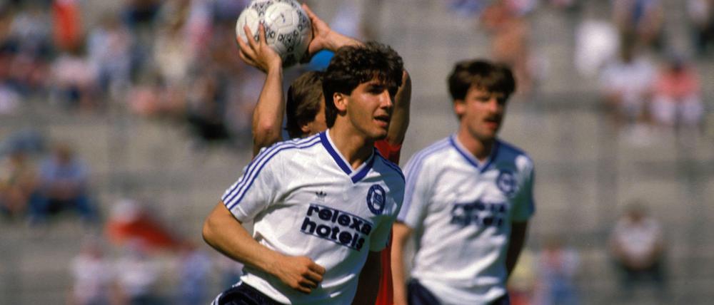Nützte nur nichts. Karl-Heinz Riedle erzielte den ersten Bundesliga-Treffer für Blau-Weiß 90.