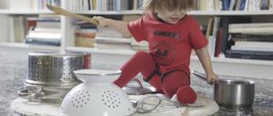 Kinder brauchen nicht unbedingt Instrumente, es reichen manchmal Küchengeräte aus, um Schlagzeug zu üben.