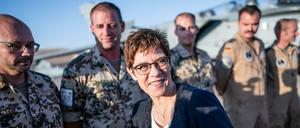 Annegret Kramp-Karrenbauer (CDU), Bundesverteidigungsministerin, spricht mit Bundeswehrsoldaten vor einem Kampfflugzeug vom Typ Tornado. 