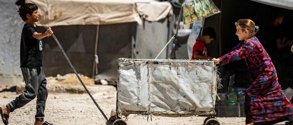 Syrische Kinder beim Spielen im Flüchtlingslager Al-Hol.