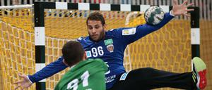 Große Spannweite. Der neue Füchse-Keeper Dejan Milosavljev ist eine imposante Erscheinung im Handball-Tor, an der man erstmal vorbeiwerfen muss. 