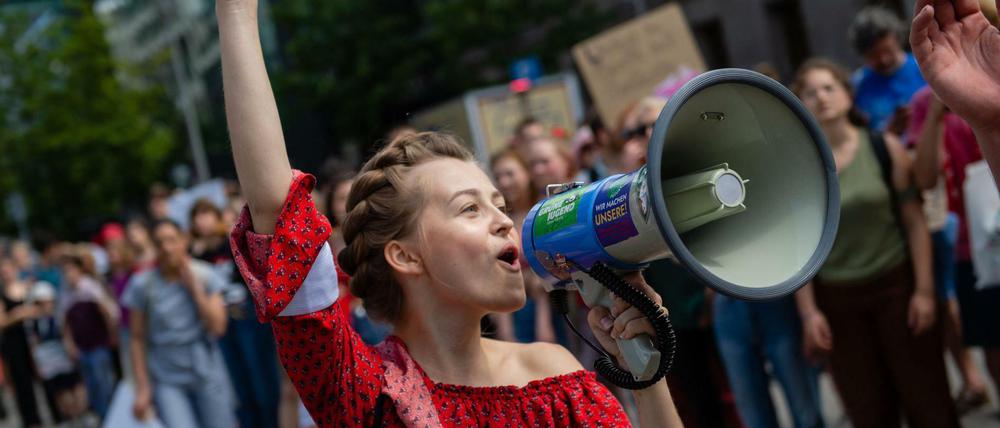 Die Aktivistin Clara Mayer bei einer Fridays For Future-Demonstration im Juni. 