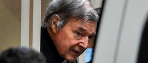 Kardinal George Pell wird in Handschellen vom obersten Gerichtshof in Melbourne abgeführt. 