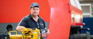 Klaus David, Elektriker in Rente bei der Deutschen Bahn, steht vor einer Lokomotive im Nürnberger Bahnwerk