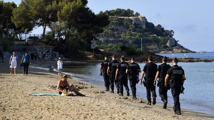 Schon vor dem G7-Gipfel in Biarritz patrouillieren französische Polizisten am Strand. 