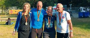 Sportliche Familie. Franziska Rudolph, Juri Blum, Katharina Blum und Gerhard Blum nach einem ihrer gemeinsamen Läufe. 