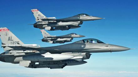 Kampfflugzeuge des Typs F-16fliegen über dem Pazifik. 