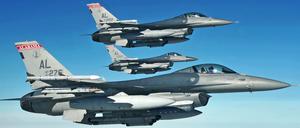 Kampfflugzeuge des Typs F-16fliegen über dem Pazifik. 