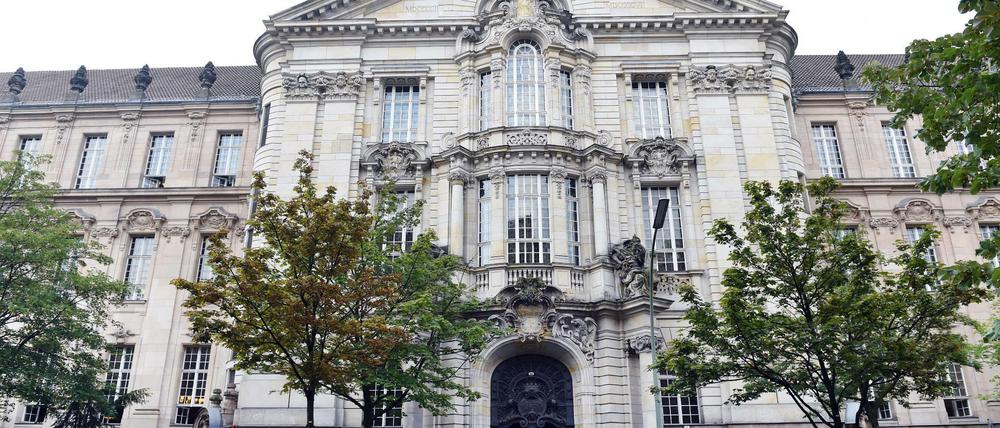 In einem Prozess um eine Säureattacke auf seine Ehefrau steht ab Montag ein 39-Jähriger vor dem Berliner Landgericht.