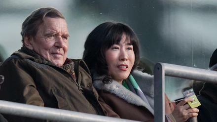 Altbundeskanzler Gerhard Schröder (SPD) und seine Frau Soyeon Kim-Schröder verfolgen ein Fußballspiel