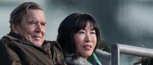 Altbundeskanzler Gerhard Schröder (SPD) und seine Frau Soyeon Kim-Schröder verfolgen ein Fußballspiel