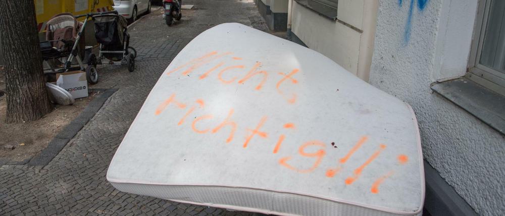 Eine illegal entsorgte Matratze liegt auf einem Gehweg in Neukölln.