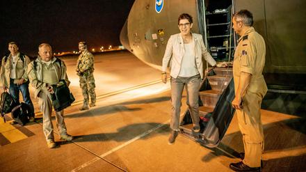 Annegret Kramp-Karrenbauer (CDU) steigt auf dem Flughafen von Erbil aus einer Transall C-160. 