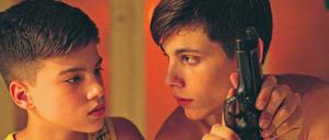 Der 15-jährige Nicola (Francesco Di Napoli, rechts) will seinen jüngeren Bruder vor der Gewalt der Clans beschützen. 