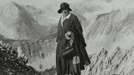 Handtasche und Historie. Was auf diesem Foto von 1925 zusammengehört, bringt ein Modelabel nun mit aller Gewalt zusammen.