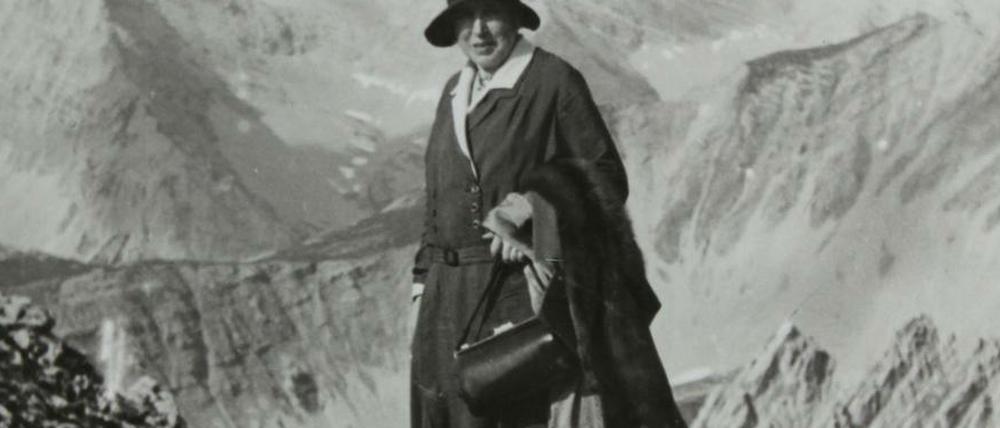 Handtasche und Historie. Was auf diesem Foto von 1925 zusammengehört, bringt ein Modelabel nun mit aller Gewalt zusammen.