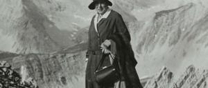 Handtasche und Historie. Was auf diesem Foto von 1925 zusammengehört, bringt ein Modelabel nun mit aller Gewalt zusammen.