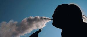 Dampfe statt Kippe. Wer von Zigaretten loskommen will, schafft dies am ehesten per E-Zigarette. Mit der inhaliert man zwar auch Nikotin. Das löst aber, anders als Verbrennungsprodukte, keinen Krebs aus. Und Blutgefäße schädigt es auch deutlich weniger. 