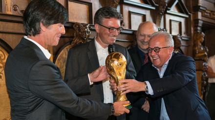 Bald beim DFB vereint. Fritz Keller (r.) und Joachim Löw präsentierten 2014 Freiburgs damaligem Oberbürgermeister Dieter Salomon den WM-Pokal.