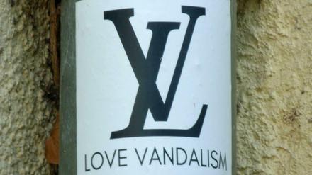 Sticker an Laternenpfahl: "Love Vandalism".