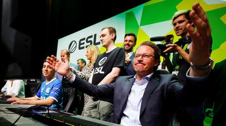 Verkehrs- und Infrastrukturminister Andreas Scheuer (CSU) verliert auf der Gamescom gegen einen E-Sportler von Schalke 04. Auch bei der Games-Förderung droht eine Niederlage. 