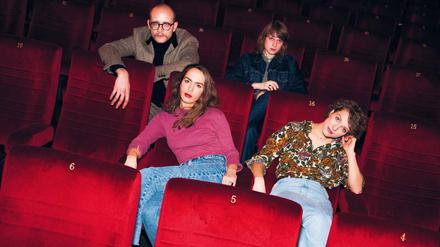 Haben sich im Netz gesucht und im wahren Leben gefunden. Die vier von Voodoo Beach.