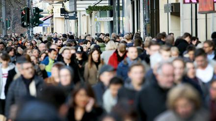 Düsseldorf: Passanten auf der Einkaufsmeile Königsallee
