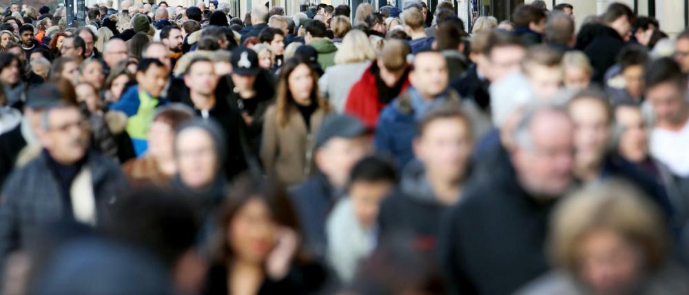 Düsseldorf: Passanten auf der Einkaufsmeile Königsallee