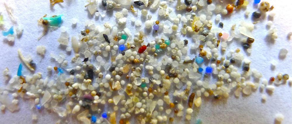 Kläranlagen sollen die Plastikteilchen entfernen. Allerdings zeigen die Wasserwerke selbst teilweise Bedenken.